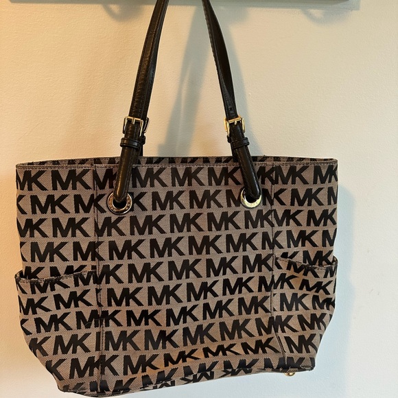 LIKE NEW AUTHENTIC MICHAEL KORS MONOGRAM Purse - Picture 2 of 10